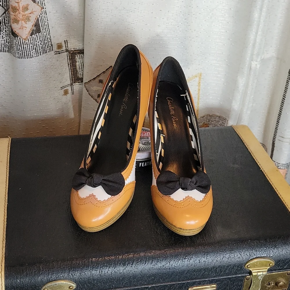 Retro Spectator Bow Pumps